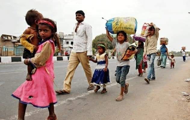 प्रवासी श्रमिक भुख से बेहाल होकर लगातार अपने घरों की ओर भागे जा रहे हैं।